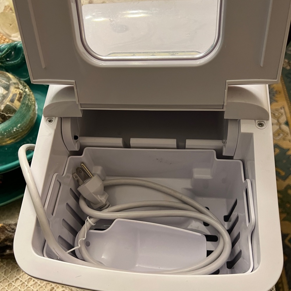 Igloo countertop ice maker, new in box